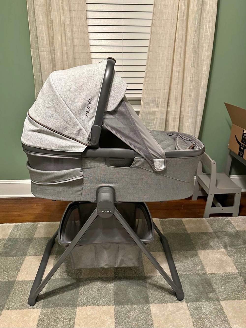 Nuna demi grow bassinet + stand set Like New